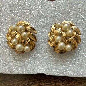 VTG Signed Crown TRIFARI Gold Tone & Faux Pearl Clip On Leaf Earrings .75" (C)